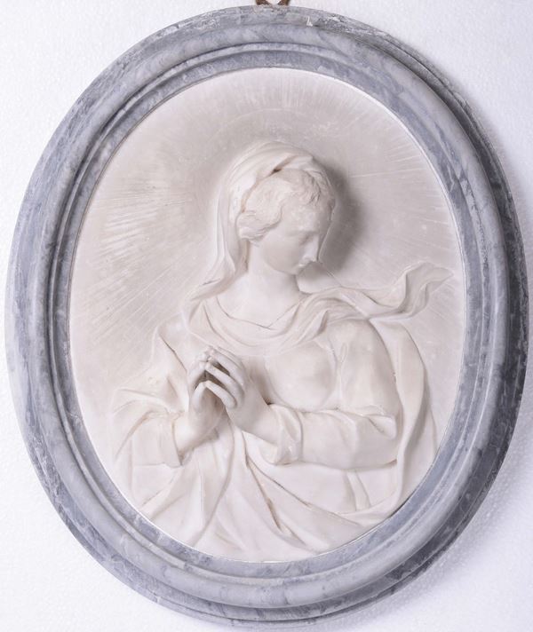 Ovale in marmo bianco con cornice in grigio bardiglio contenente rilievo raffigurante Madonna orante. Arte Barocca Genovese del XVIII secolo