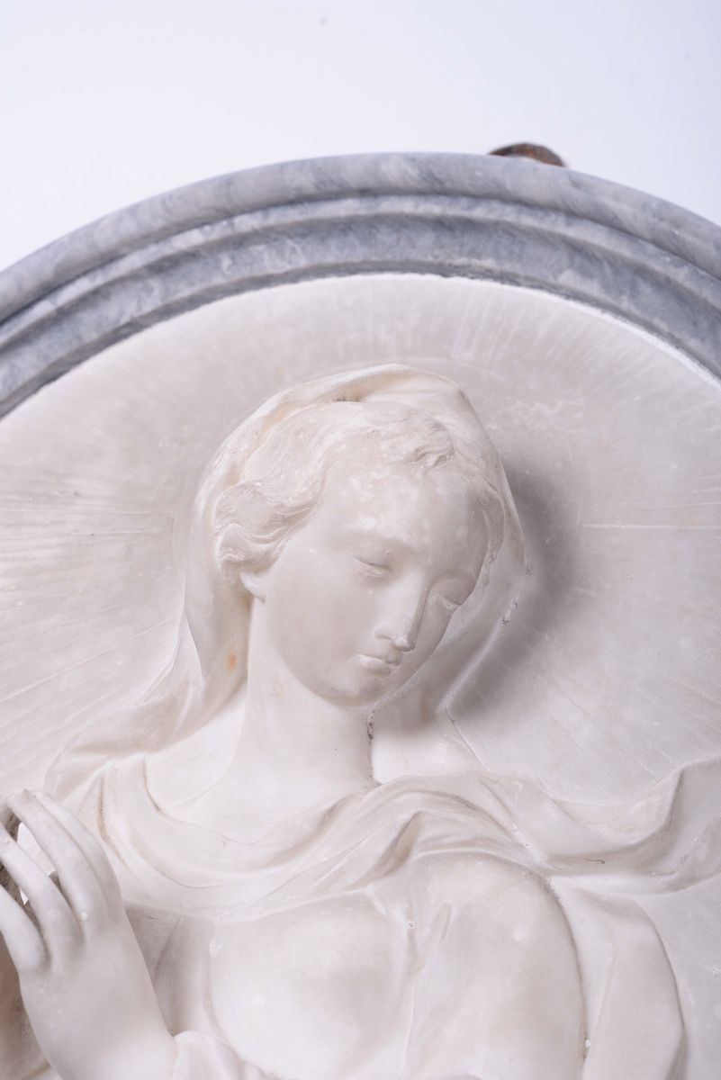 Ovale in Marmo Bianco con Cornice in Grigio Bardiglio Contenente Rilievo Raffigurante Madonna Ora...