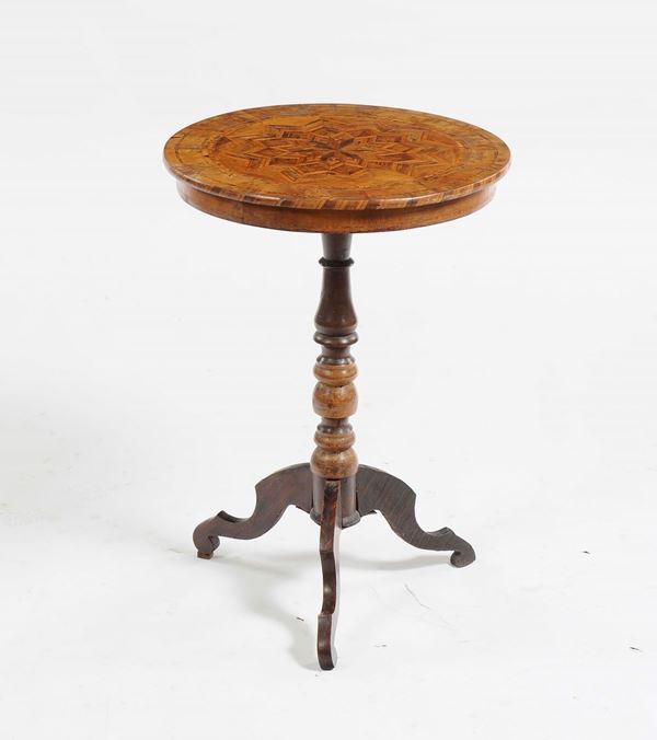 Tavolino circolare con piano intarsiato e fusto tornito, XIX secolo