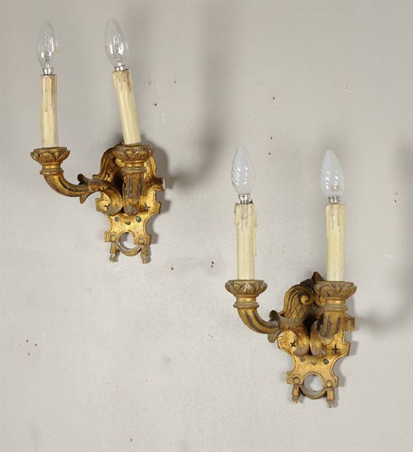Coppia di appliques in legno dorato a due luci, XX secolo