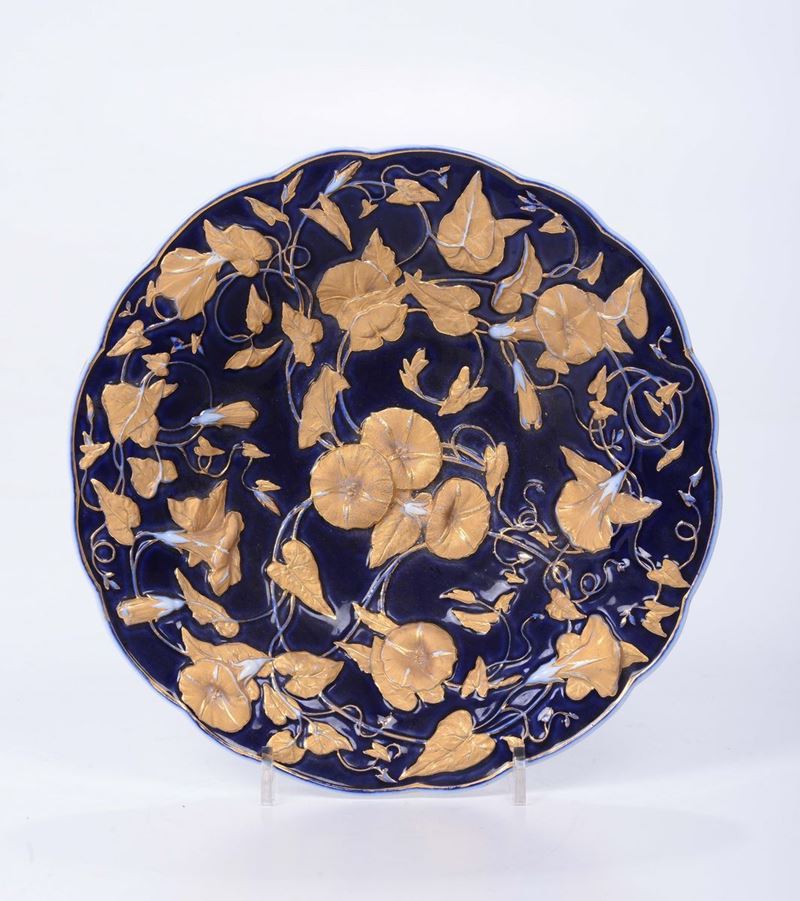 Piatto in porcellana blu e oro con disegni floreali  - Asta Antiquariato - Cambi Casa d'Aste