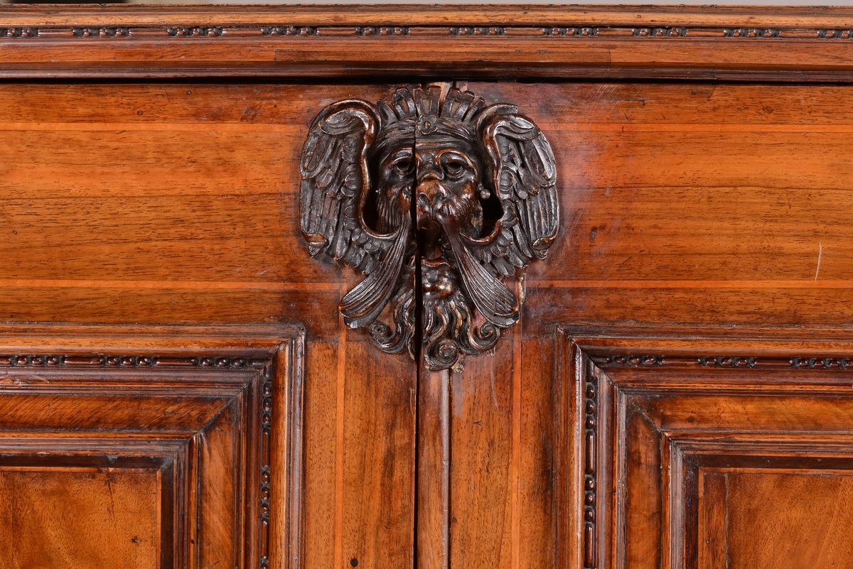 Importante Monetiere in Legno di Noce a Due Ante, Germania XVII Secolo