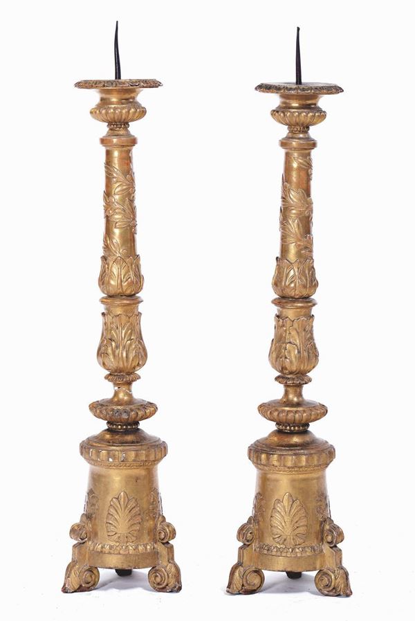 Coppia di candelieri neoclassici in legno intagliato e dorato, Inizio XIX secolo