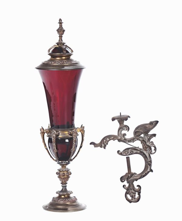 Morsetto in ferro lavorato e vaso in bronzo e vetro rosso, XX secolo