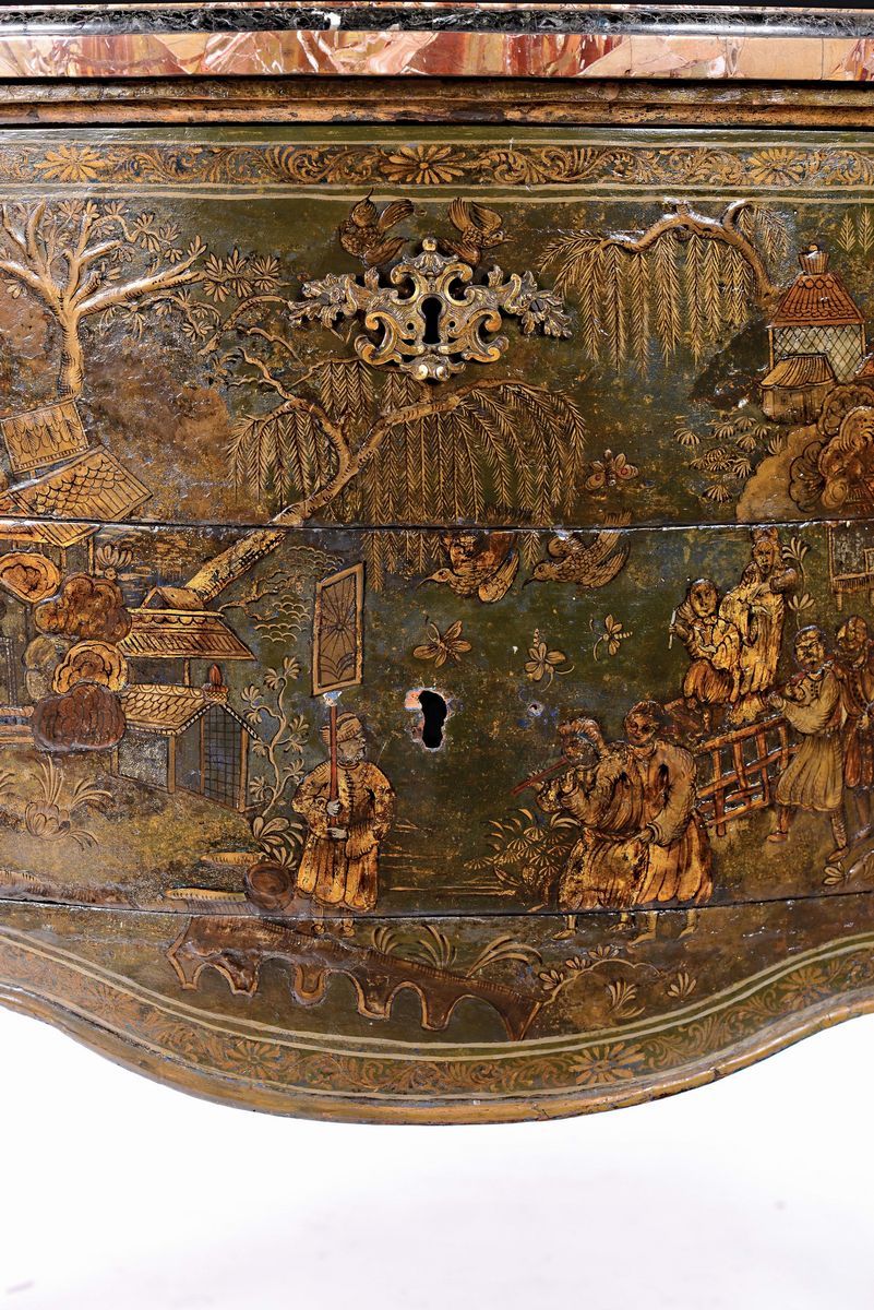 Coppia di Cassettoni Luigi XV con Decoro a Pastiglia su Fondo Verde, Veneto XVIII Secolo