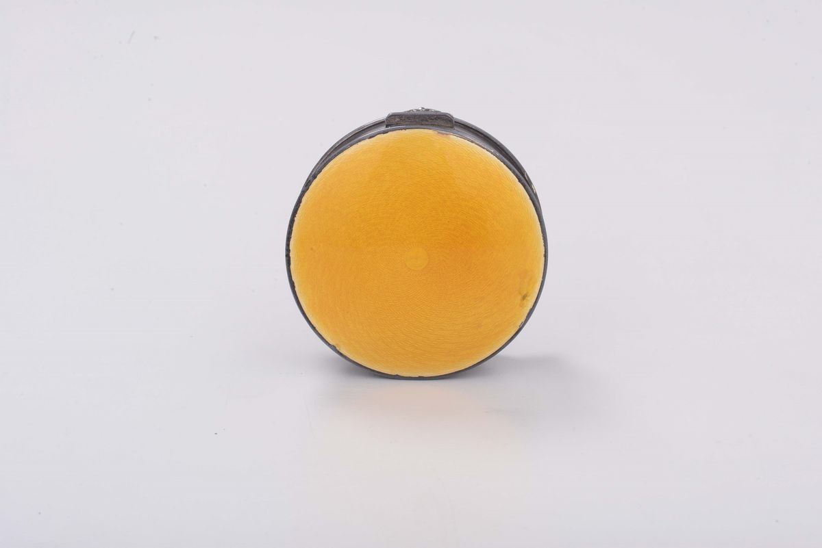 Scatola in Argento e Smalto Giallo, Bolli Dell'atelier Fabergè in Uso dal 1908 al 1917 e Marchi d...