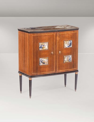 Mobile Bar con Struttura in Legno e Dettagli in Ottone.