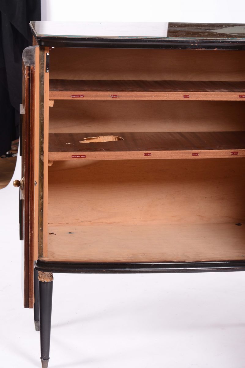 Mobile Bar con Struttura in Legno e Dettagli in Ottone.