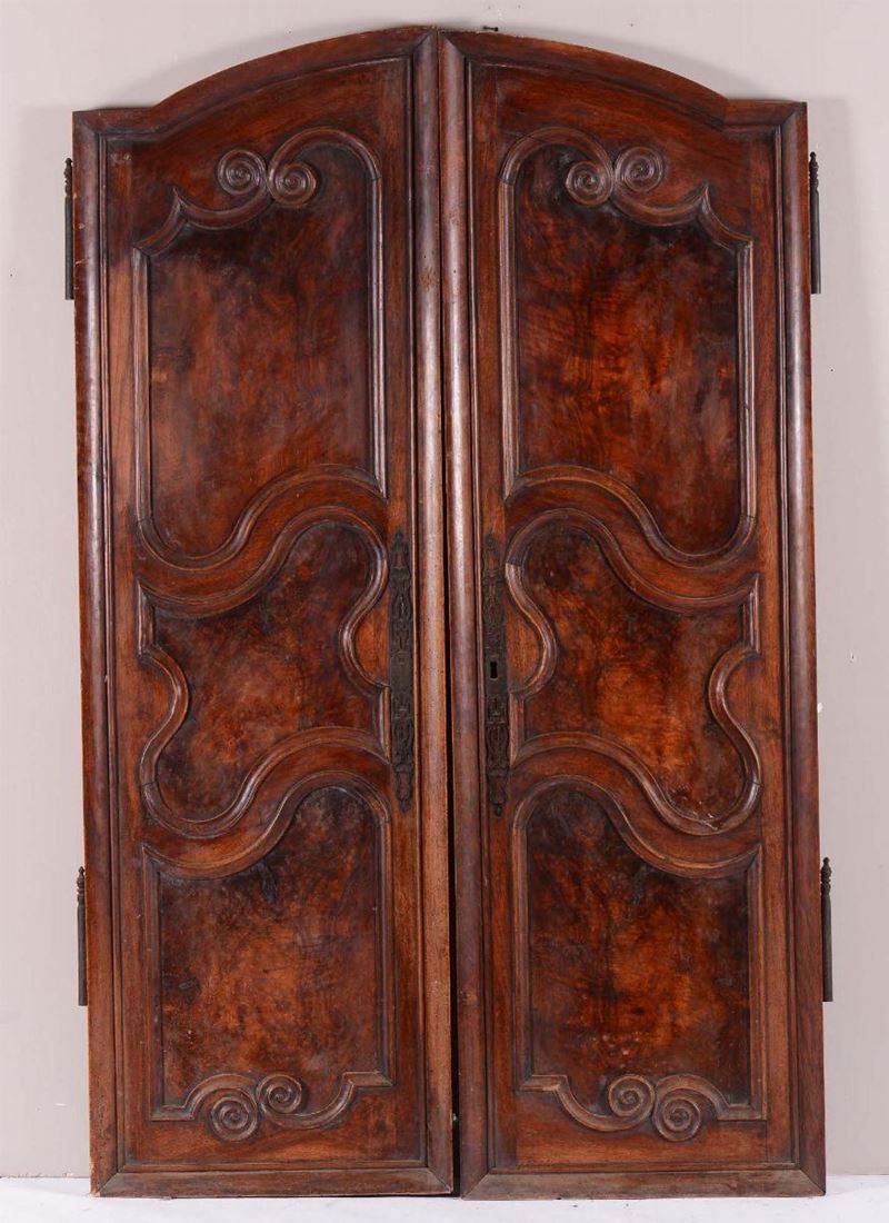 Coppia di ante di armadio in noce e radica di noce, XVIII secolo  - Auction Antique Online Auction - Cambi Casa d'Aste