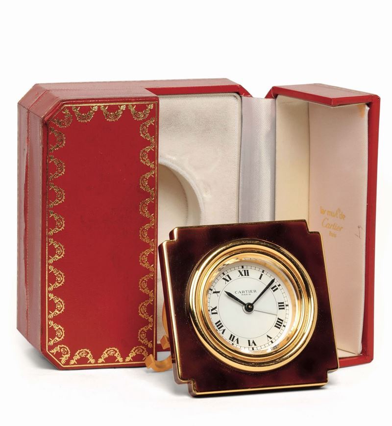 CARTIER, gilt brass quartz table clock with alarm. Accompanied by the original box. Made circa 1990  - Auction Watches and Pocket Watches - Cambi Casa d'Aste