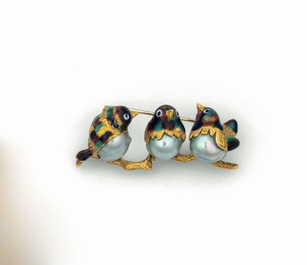 Brooch with three sparrows in yellow gold with pearls and multi-coloured enamelling 