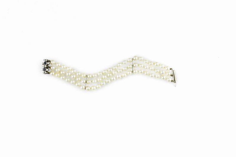 Bracelet with three rows of cultured pearls mounted in 750 (18ct) white gold and clasp set with sapphires and small diamonds  - Auction Jewels Timed Auction - Cambi Casa d'Aste