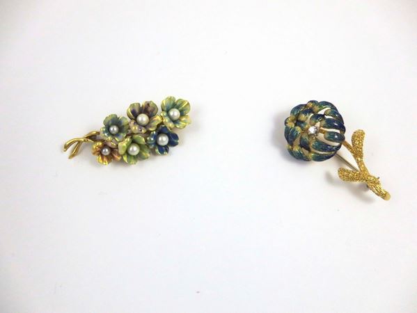 Lotto composto da due spille a soggetto floreale con piccole perle e smalti policromi