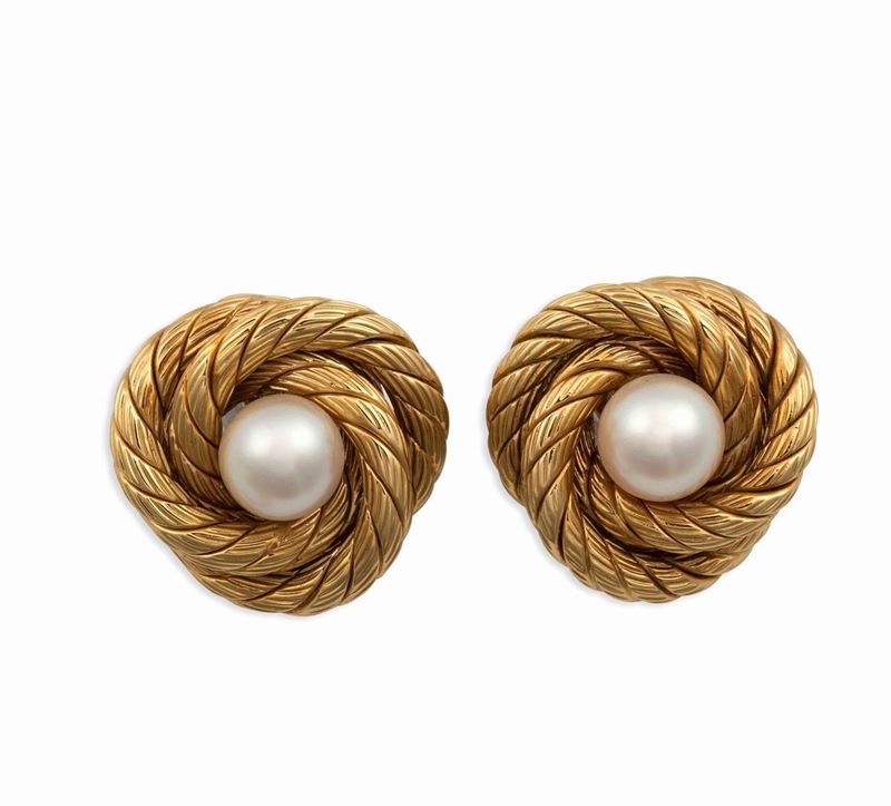 A cultured pearl pair of earrings  - Auction Jewels Timed Auction - Cambi Casa d'Aste