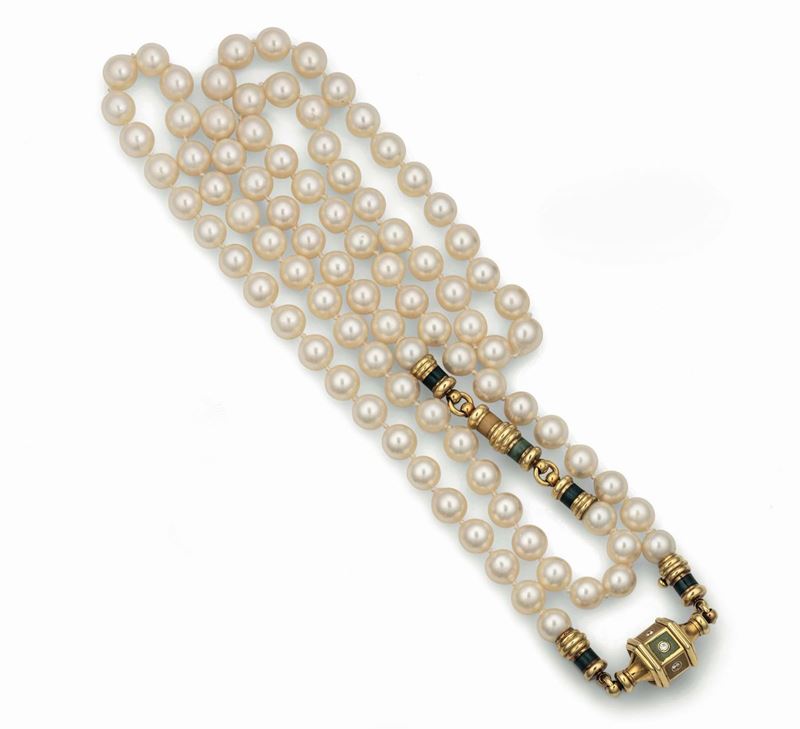 Filo di perle coltivate con fermezza ed inserti in oro giallo, smalti e piccoli diamanti  - Asta Fine Jewels - Cambi Casa d'Aste