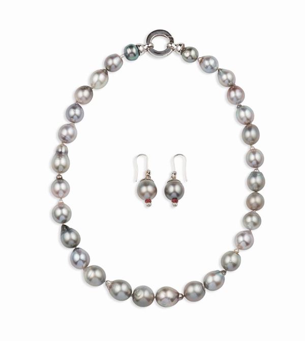 Suite consisting of necklace and earrings with grey pearls mounted in 925 silver