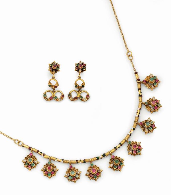 Parure composta da girocollo ed orecchini con smalti policromi, rubini, smeraldi e rosette di diamanti