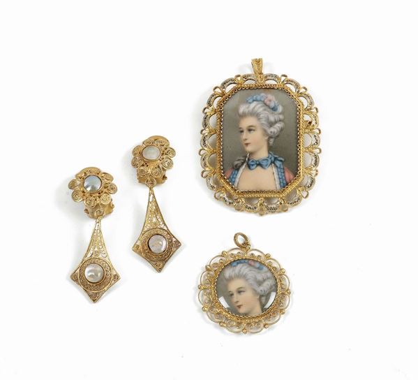 Lotto orecchini e due pendenti filigrana argento dorato