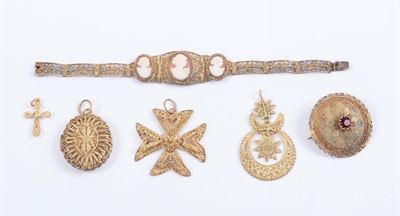 Lotto Composto da Bracciale con Tre Cammei, Spilla con Granato, Due Croci Pendenti e Due Pendenti