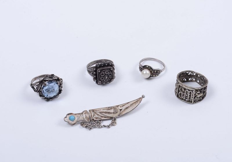 Lotto composto da quattro anelli in filigrana d’argento e spilla pugnale  - Auction Silvers - Cambi Casa d'Aste