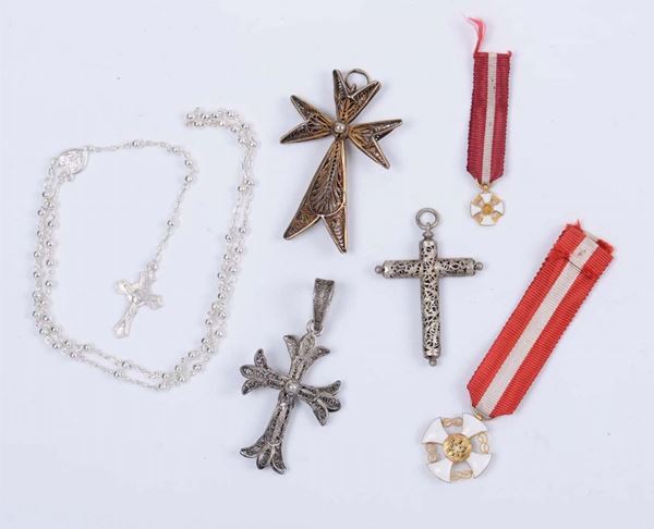 Lotto composto da tre croci un rosario e due decorazioni in filigrana e smalti