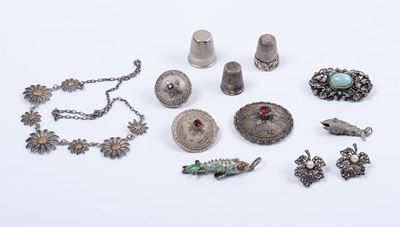 Lotto Composto da Girocollo con Margherite,tre Ditali,due Pendenti Pesce,spilla con Turchesi,orec...