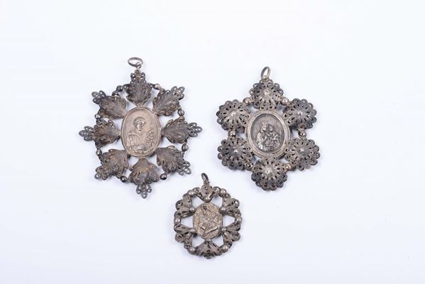 Lotto di tre pendenti da culla con figure religiose XIX secolo