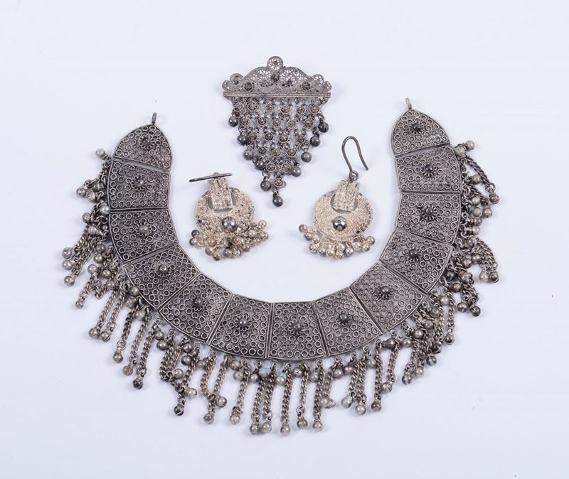 Lotto composto da girocollo, orecchini e spilla in filigrana d'argento  - Asta Antiquariato - Cambi Casa d'Aste