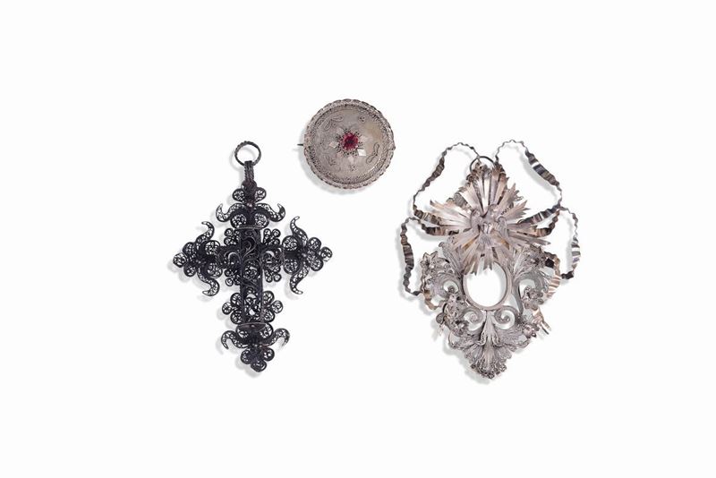 A lot composed of 2 silver reliquaries and a silver pin, Genova, second half of the 19th century.  - Auction Silver Collection - Cambi Casa d'Aste
