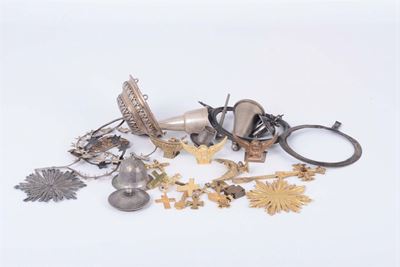 Lotto di 18 Elementi Vari in Metallo e Argento Decorato (11 Croci) e 14 Frammenti
