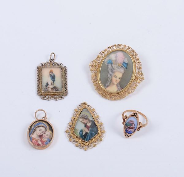 Lotto comprendente anello, spilla, 3 pendenti miniature smalti oro e filigrana dorata