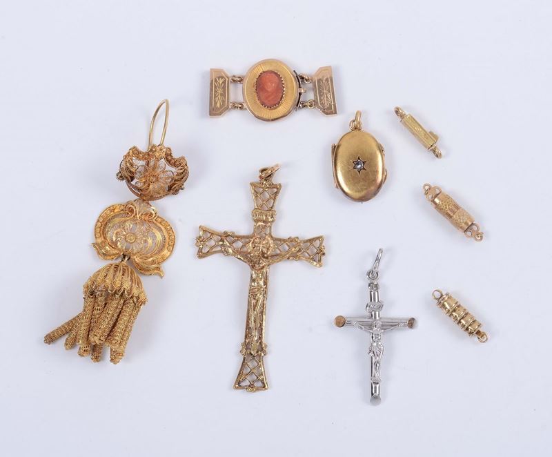 Lotto composto da due croci, cinque fermature, un ciondolo, un orecchino in oro e argento dorato  - Auction Fine Art - Cambi Casa d'Aste