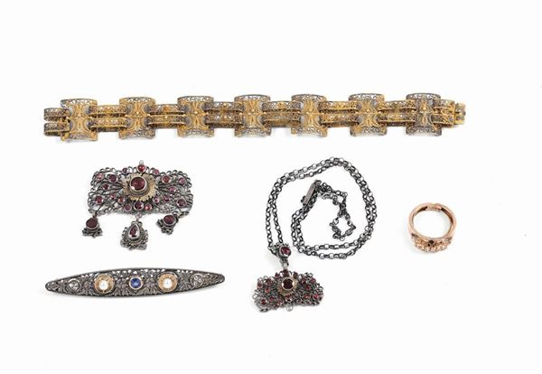 Lotto composto da una spilla oro argento e perline,bracciale in filigrana, un pendente argento e granati, un anello con zirconi
