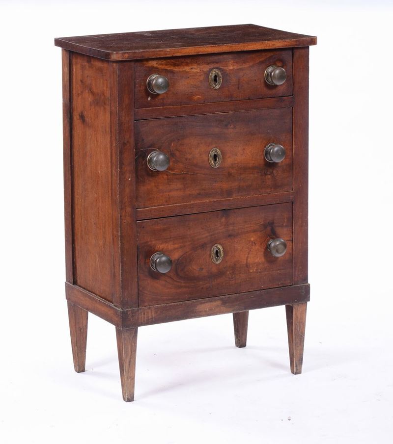 Comoncino a tre cassetti in noce, XIX secolo  - Asta Antiquariato - Cambi Casa d'Aste