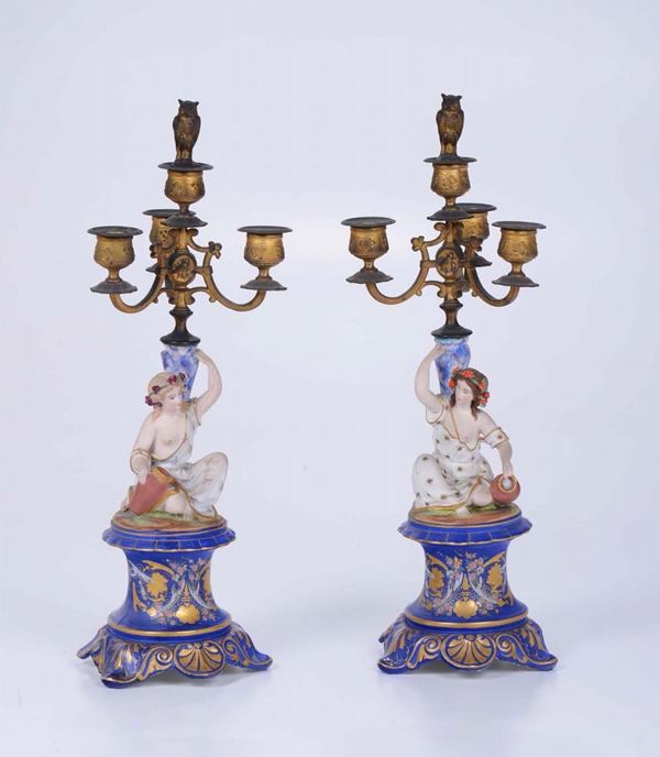 Coppia di candelabri a quattro luci in porcellana e bronzo dorato, XX secolo