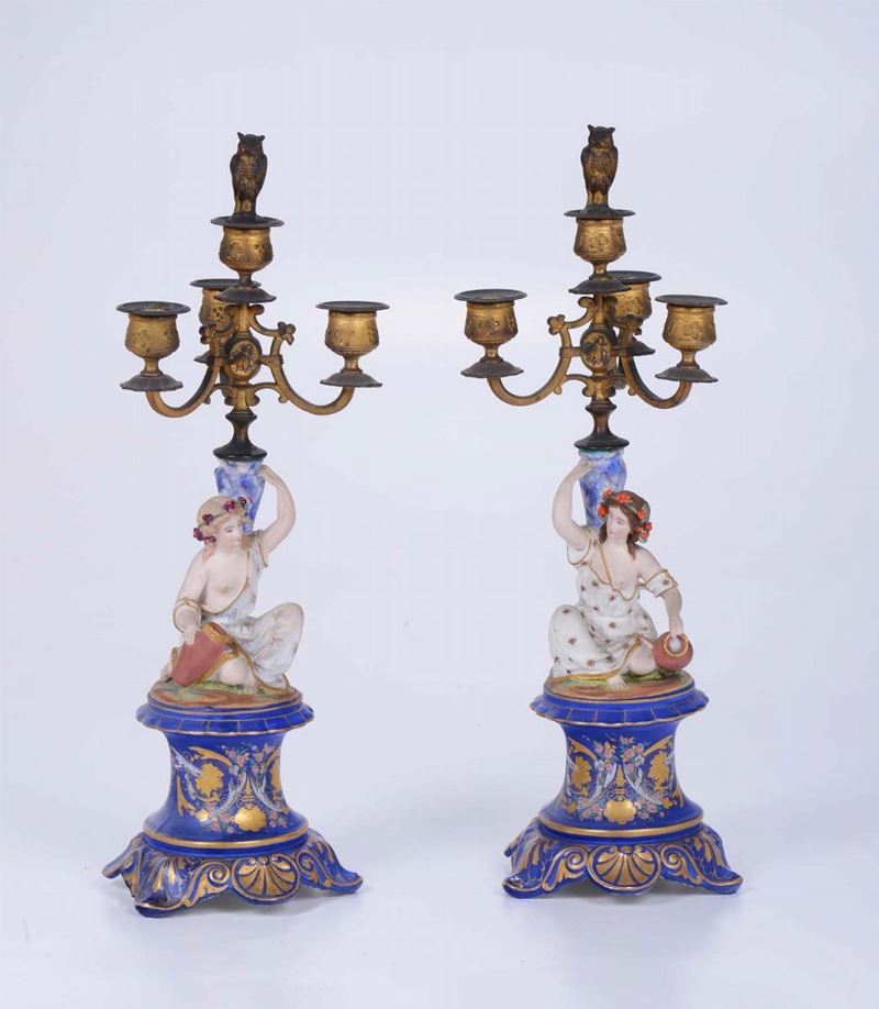 Coppia di candelabri a quattro luci in porcellana e bronzo dorato, XX secolo  - Asta Antiquariato - Cambi Casa d'Aste