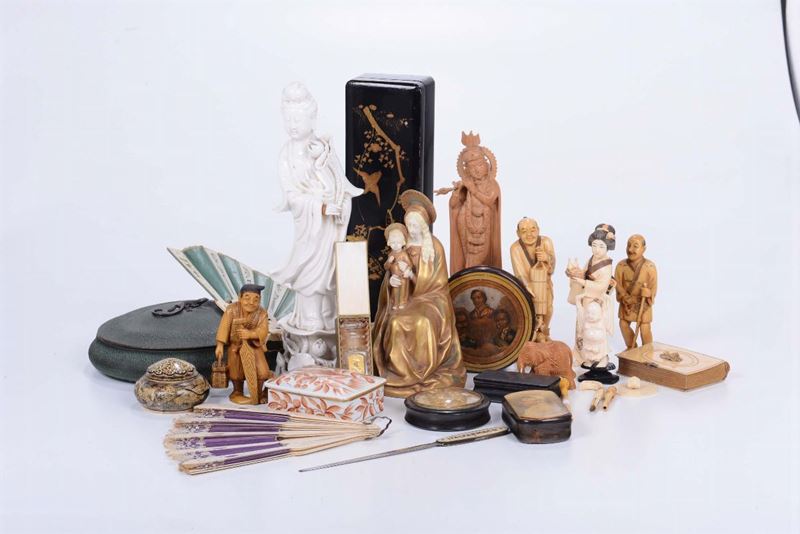 Lotto di oggetti in porcellana, ventagli e altro  - Asta Asta a Tempo Antiquariato - Cambi Casa d'Aste
