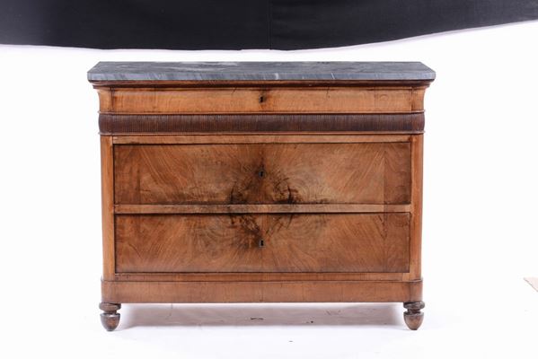 Comò a tre cassetti lastronato in noce, fine XIX secolo