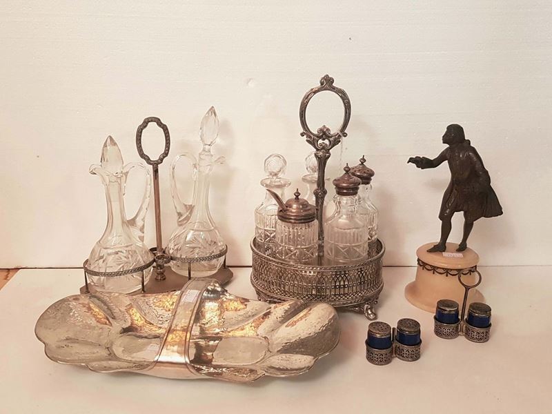 Lotto di oliere, statua in bronzo e altro  - Asta Asta a Tempo Antiquariato - II - Cambi Casa d'Aste