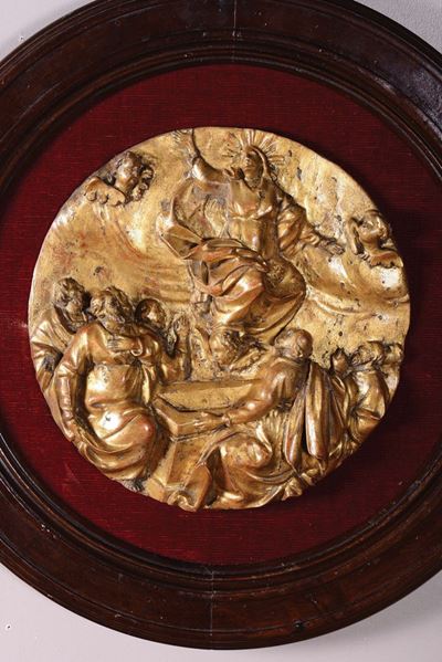Tondo in Legno Intagliato e Dorato Raffigurante L'assunzione della Vergine. Scultore Barocco Ital...