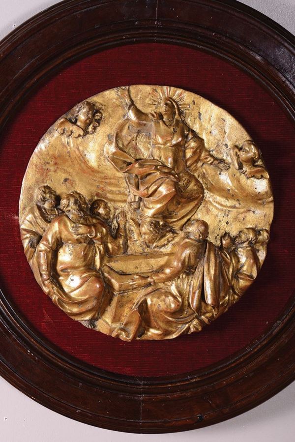 Tondo in legno intagliato e dorato raffigurante l'Assunzione della Vergine. Scultore Barocco Italiano del XVII secolo.