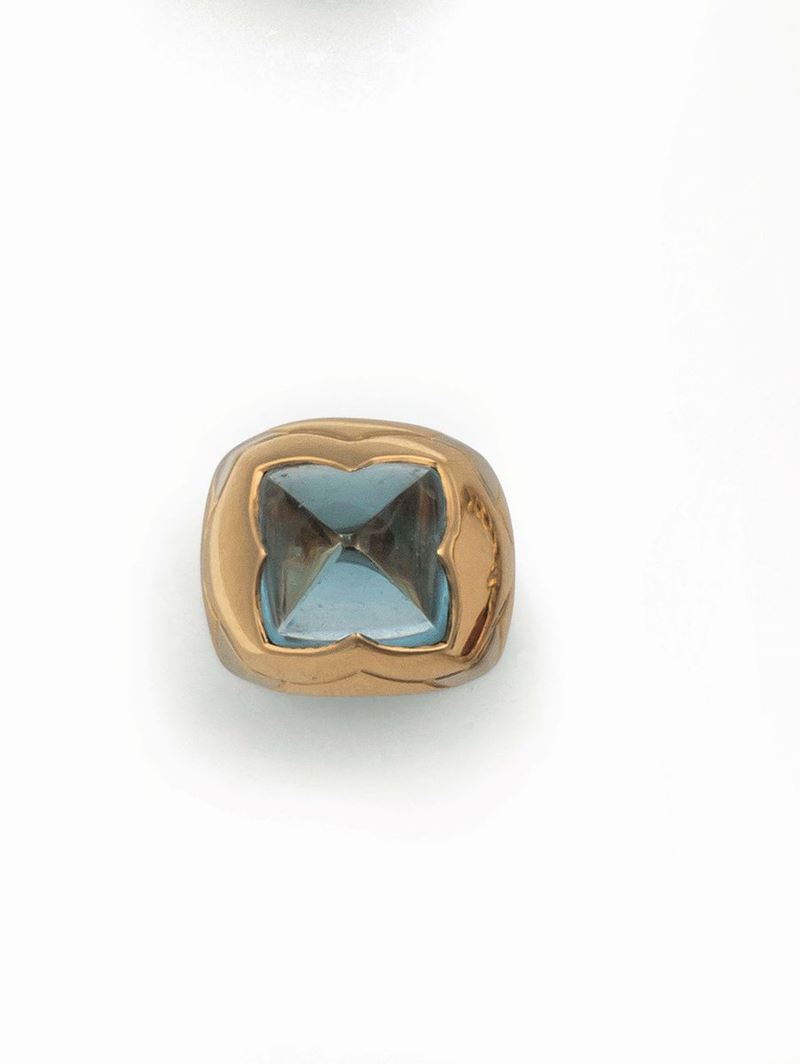 Pyramid ring with blue topaz mounted in yellow gold, Bulgari  - Auction Fine Jewels - Cambi Casa d'Aste