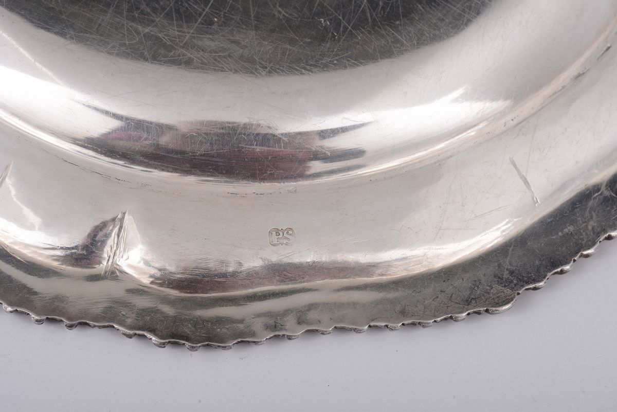 Cinque Piatti in Argento Fuso, Sbalzato e Cesellato, Londra Prima Metà del XVIII Secolo, Argentie...