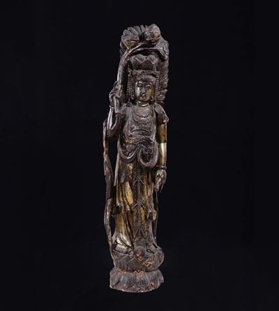 Grande Figura di Guanyin in Legno Laccato e Dorato Eretta su Fiore di Loto, Cina, Dinastia Qing, ...