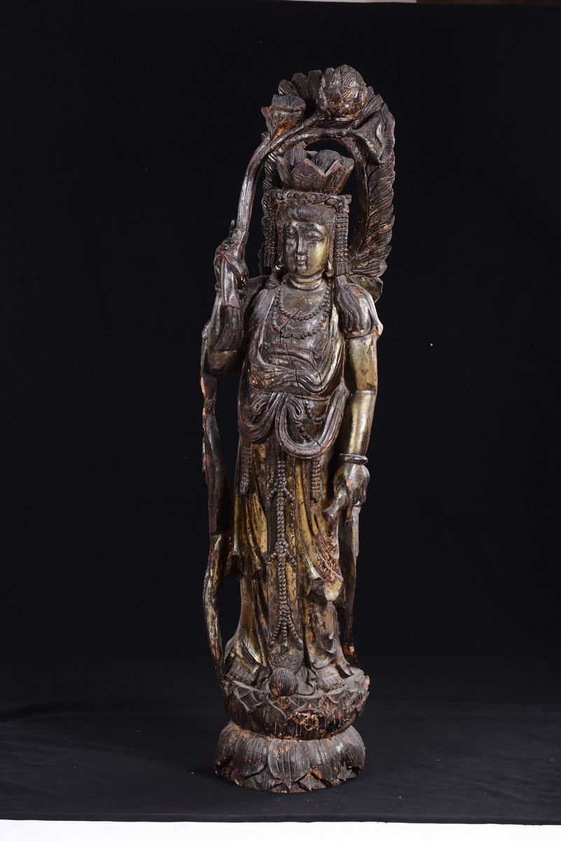 Grande Figura di Guanyin in Legno Laccato e Dorato Eretta su Fiore di Loto, Cina, Dinastia Qing, ...