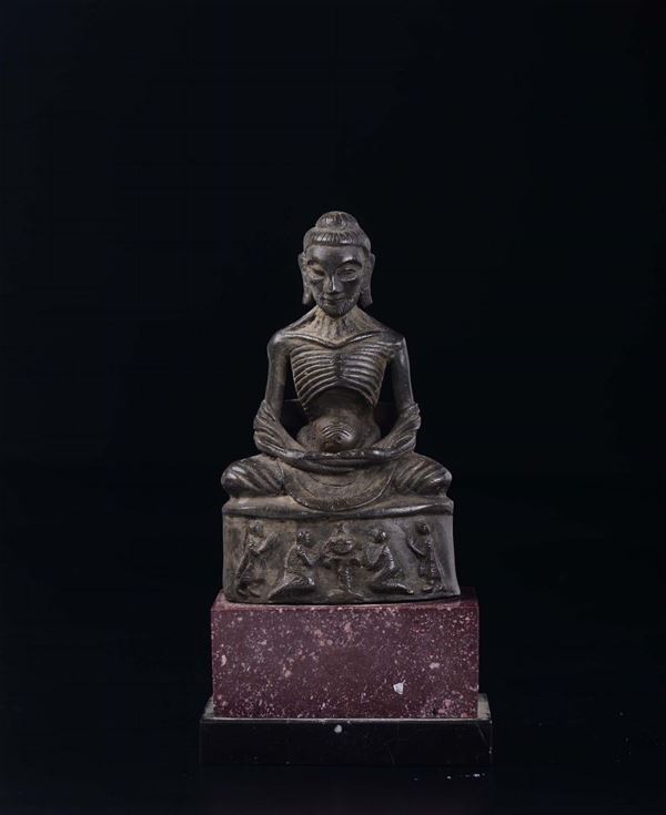 Figura di Luohan in bronzo con base in granito, Thailandia, XIX secolo