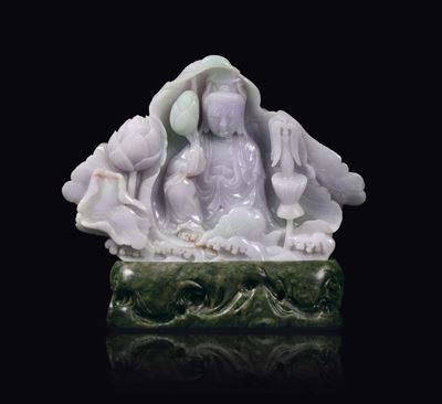 Gruppo Scolpito in Giadeite Raffigurante Guanyin con Base in Giada Spinacio, Cina, XX Secolo