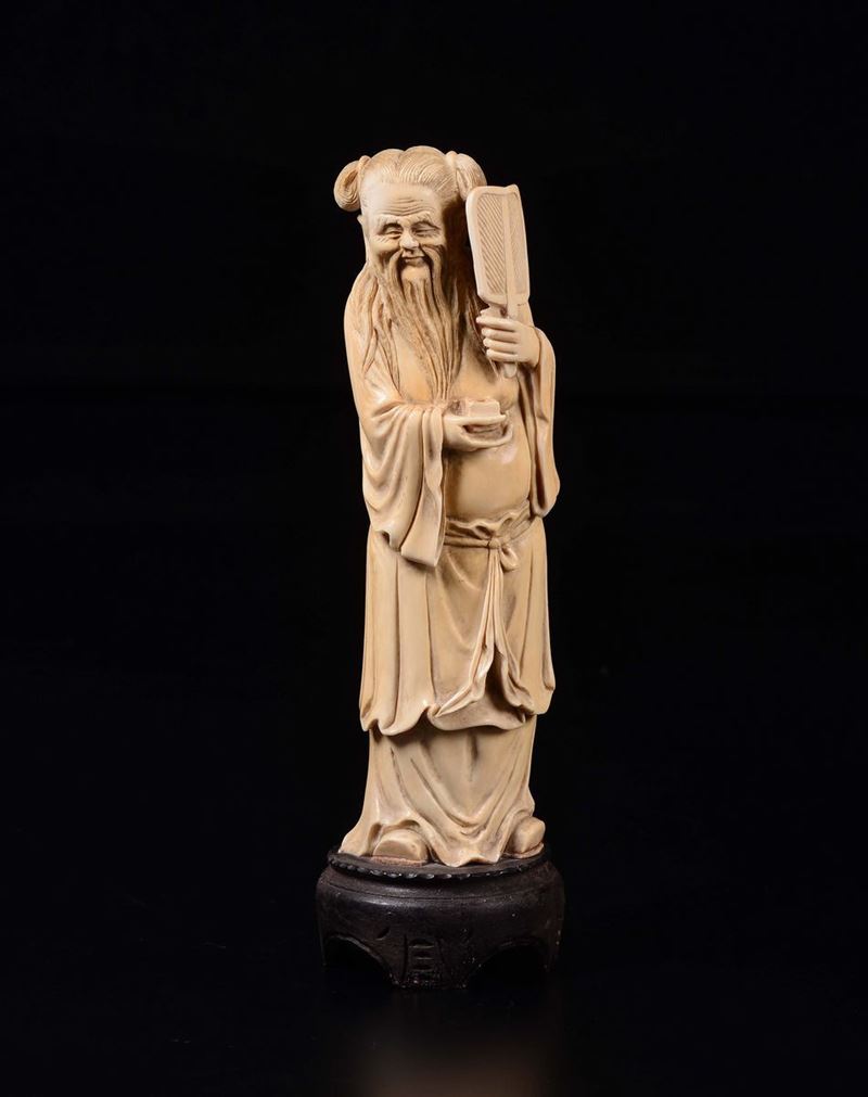 A carved ivory figure of wise man with fan, China, early 20th century  - Auction Chinese Works of Art - Cambi Casa d'Aste