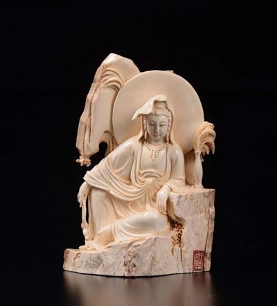 Figura di Guanyin con Velo Seduta su Roccia Scolpita in Avorio, Cina, Inizio XX Secolo