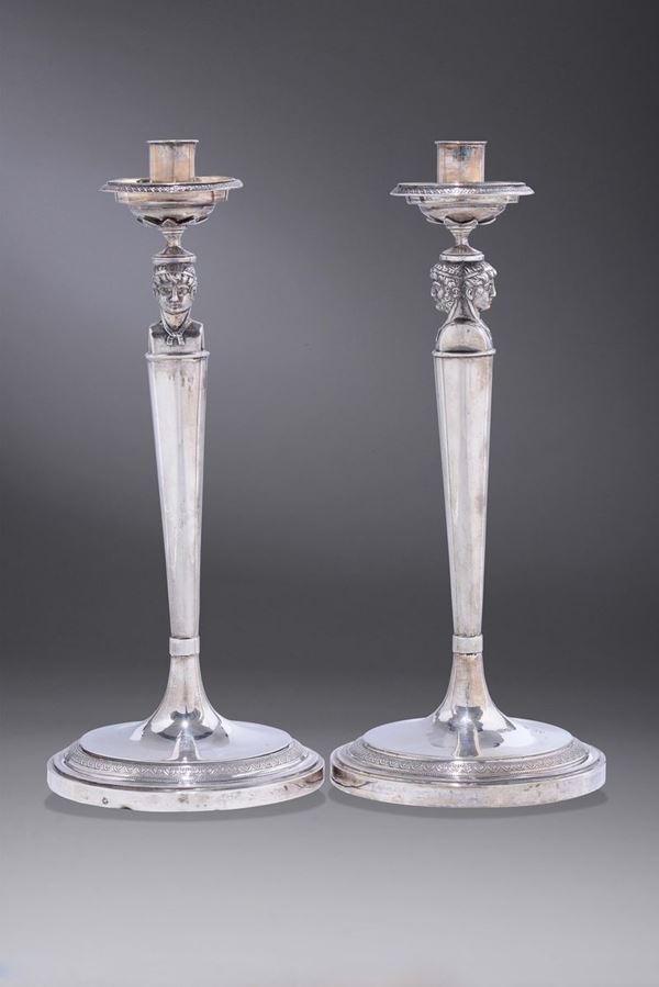 Coppia di candelieri in argento sbalzato e cesellato, Roma, prima metà XIX sec., bollo camerale utilizzato dal 1815 al 1870 e altro consunto